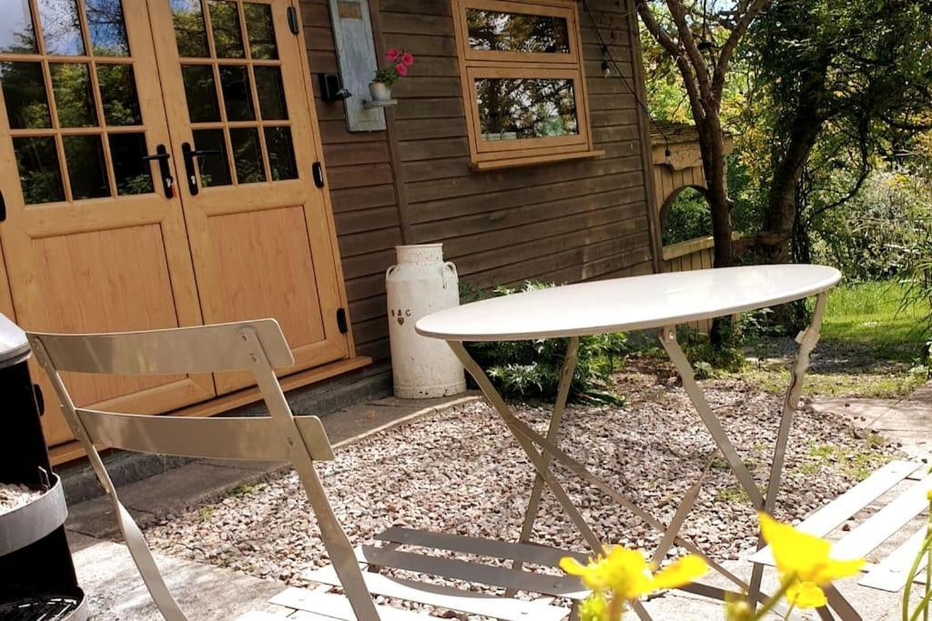 The Potting Shed Near Tenby, 100" Projector, Four Poster Bed, On-Site Hot Tub Access Via Spa Pack, Breakfast Exterior foto