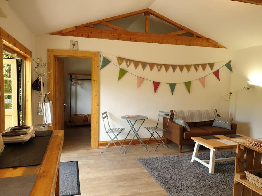 The Potting Shed Near Tenby, 100" Projector, Four Poster Bed, On-Site Hot Tub Access Via Spa Pack, Breakfast Exterior foto